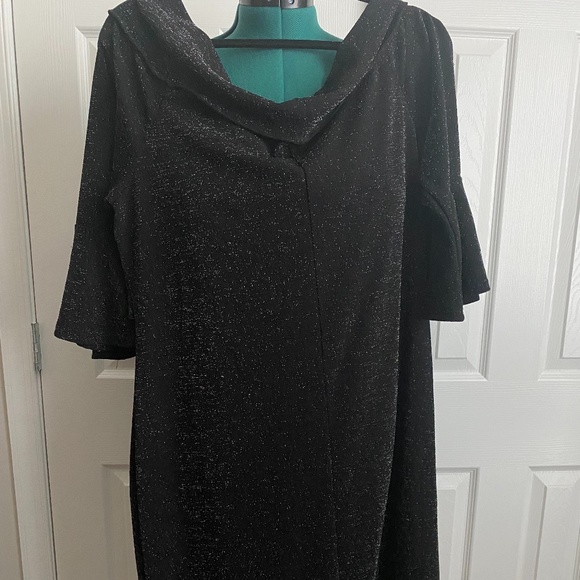 Black Short Sleeve Dress - Picture 2 of 4